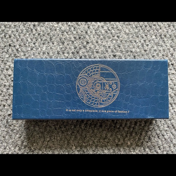 Simple smart watch with bluetooth - Picture 2 of 3